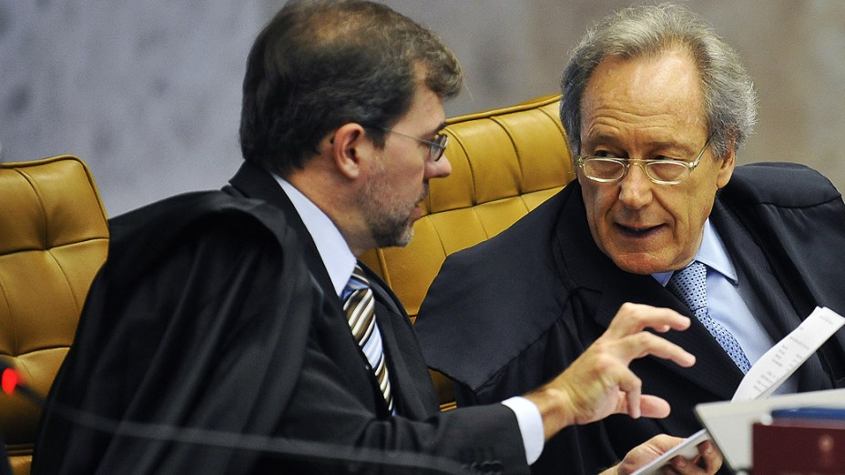 Os ministros José Antonio Dias Tófolli e Ricardo Lewandowski durante retomada, pelo Supremo Tribunal Federal (STF), do julgamento do mensalão, em 18/10/2012
