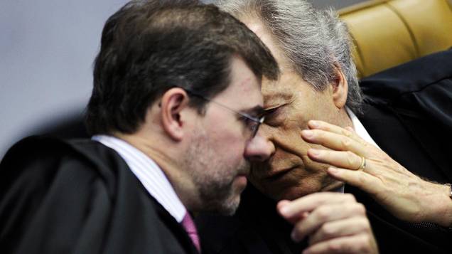 Os ministros José Antonio Dias Tófolli e Ricardo Lewandowski durante retomada, pelo Supremo Tribunal Federal (STF), do julgamento do mensalão, em 23/10/2012