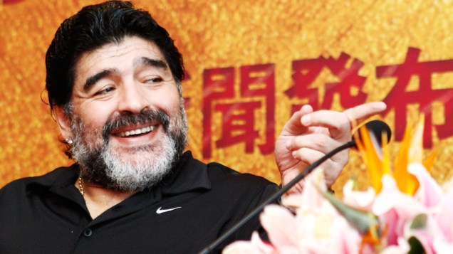 Diego Maradona chega à China, onde esperava realizar o desejo de ser treinador de um time local