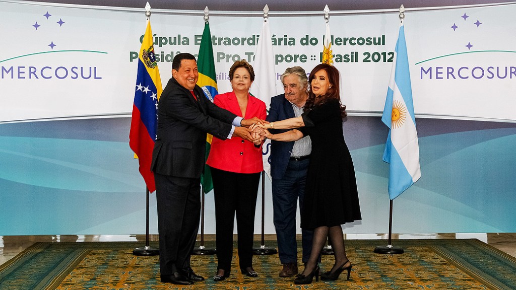 Os presidentes Hugo Chávez, Dilma Rousseff, José Mujica e Cristina Kirschner, posam para fotografia oficial da Cúpula Extraordinária do Mercosul, que selou a entrada da Venezuela no grupo
