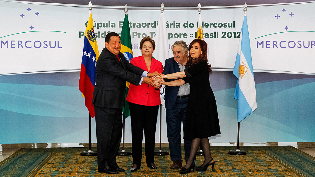 Os presidentes Hugo Chávez, Dilma Rousseff, José Mujica e Cristina Kirschner, posam para fotografia oficial da Cúpula Extraordinária do Mercosul, que selou a entrada da Venezuela no grupo