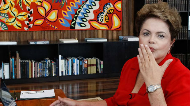 Presidente Dilma Rousseff manda beijo para estudante durante conversa pelo Facebook
