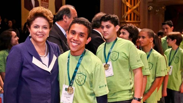 Dilma Rousseff com medalhistas da Olimpíada de Matemática