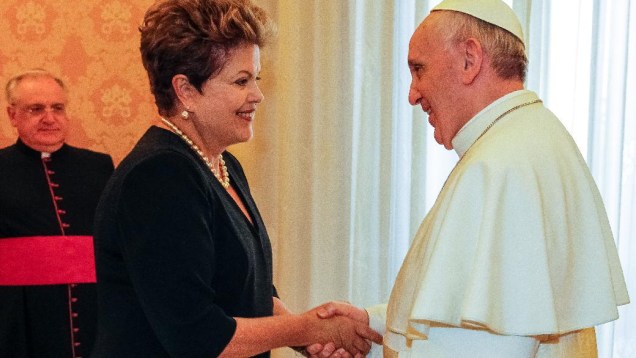Dilma Rousseff cumprimenta o papa Francisco durante audiência privada no Vaticano