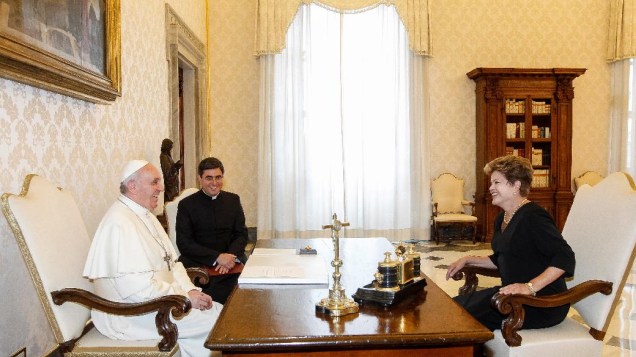 Dilma Rousseff é recebida pelo papa Francisco no Palácio Apostólico do Vaticano