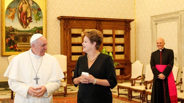 Dilma Rousseff é recebida pelo papa Francisco no Vaticano