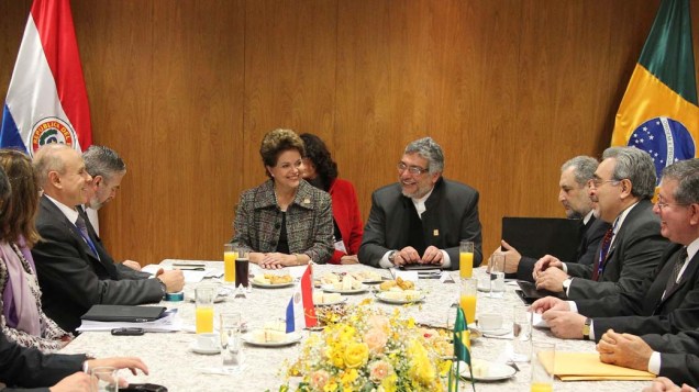 Dilma Rousseff e Fernando Lugo durante reunião com as delegações brasileira e paraguaia em Assunção, Paraguai
