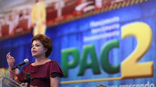Dilma Rousseff em lançamento do PAC2 – programa é conhecida 'peça de ficção'