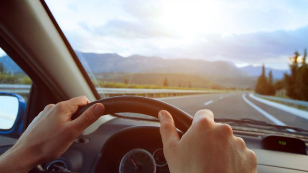 De acordo com o novo estudo, as ações que mais aumentam o risco de acidentes de trânsito são: digitar no celular (12 vezes), guiar bem acima dos limites de velocidade (13 vezes) e dirigir drogado ou embriagado (35 vezes)