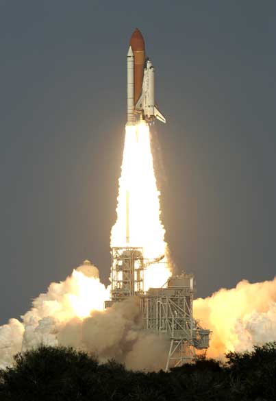 <p>Ônibus espacial Discovery durante lançamento no Centro Espacial Kennedy na Flórida</p>