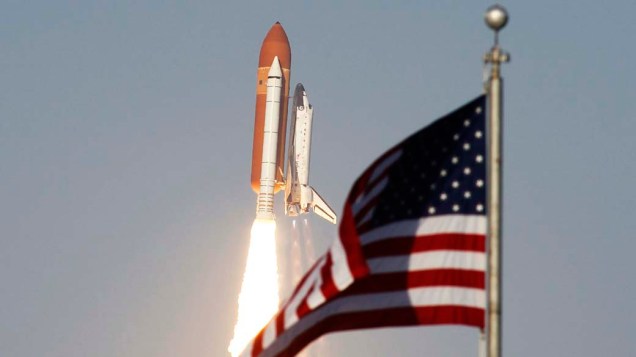 <p>Ônibus espacial Discovery durante lançamento no Centro Espacial Kennedy na Flórida</p>