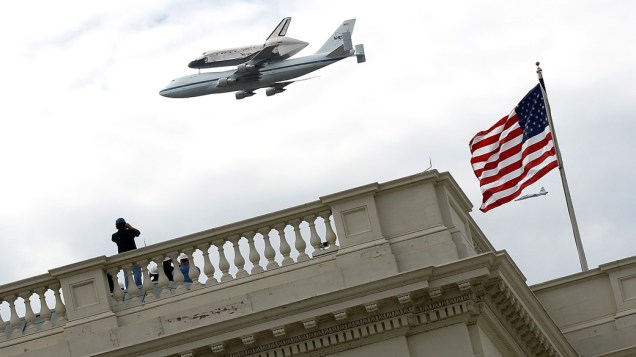 <p>O ônibus espacial Discovery é transportado por avião da Nasa para o museu de Chantilly, nos Estados Unidos</p>