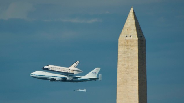 <p>Ônibus espacial Discovery, em cima de jato 747, sobrevoa o céu dos Estados Unidos</p>