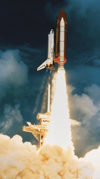 <p>Discovery (OV-103) - Primeiro voo: 30 de agosto a 5 de setembro de 1984; Último voo: 24 de fevereiro a 9 de março de 2011; Número de missões: 39. É considerado uma espécie de ‘amuleto’ da NASA, pois foi o que mais tempo ficou no espaço: 365 dias. Além de entregar o telescópio espacial Hubble em 1990, iniciou a construção da Estação Espacial Internacional (ISS), levando as primeiras peças. Também levou o Robonaut 2, o primeiro robô humanoide enviado ao espaço</p>