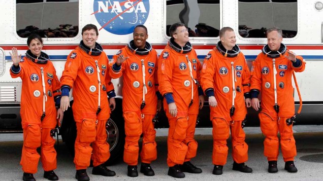 <p>Tripulação do ônibus espacial Discovery horas antes do lançamento no Centro Espacial Kennedy na Flórida</p>