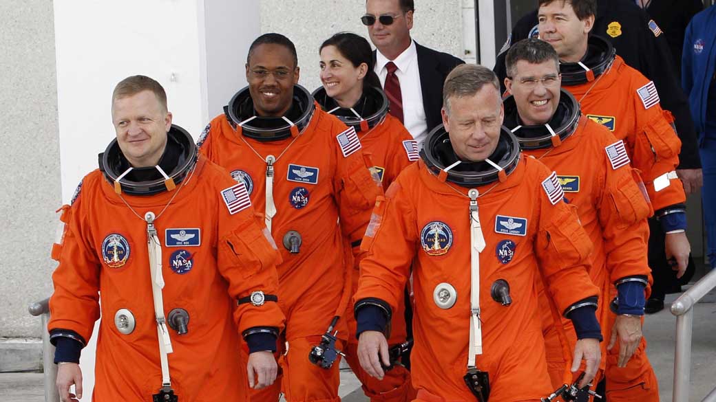 Tripulação do ônibus espacial Discovery horas antes do lançamento no Centro Espacial Kennedy na Flórida