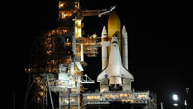 Ônibus espacial Discovery na base de lançamento do Kennedy Space Center, na Flórida
