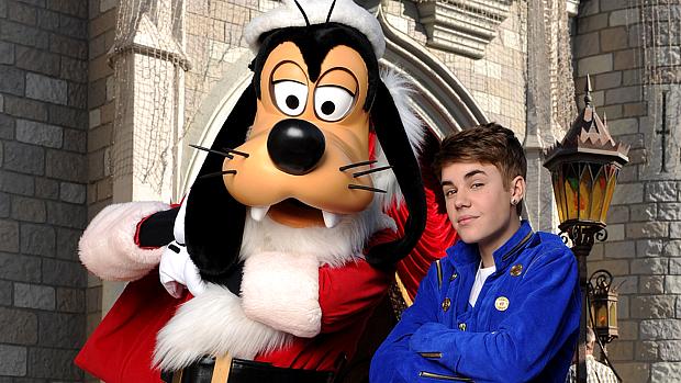 <p>Disney: Justin Bieber posa para foto ao lado do Pateta vestido de Papai Noel</p>