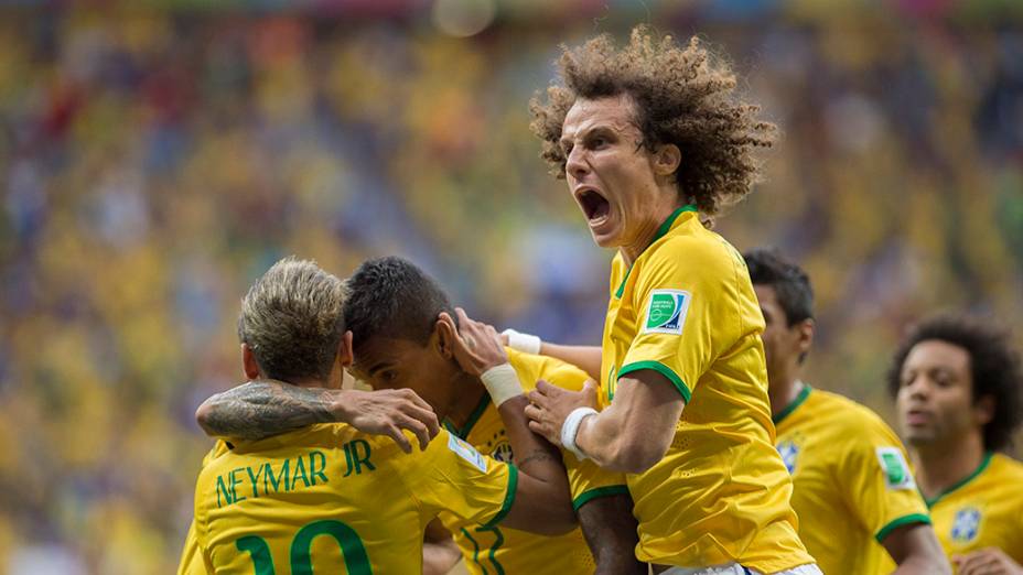 Jogadores do Brasil comemoram gol contra Camarões no Mané Garrincha, em Brasília