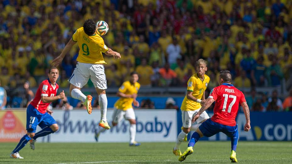 Fred mata a bola no peito no jogo contra o Chile