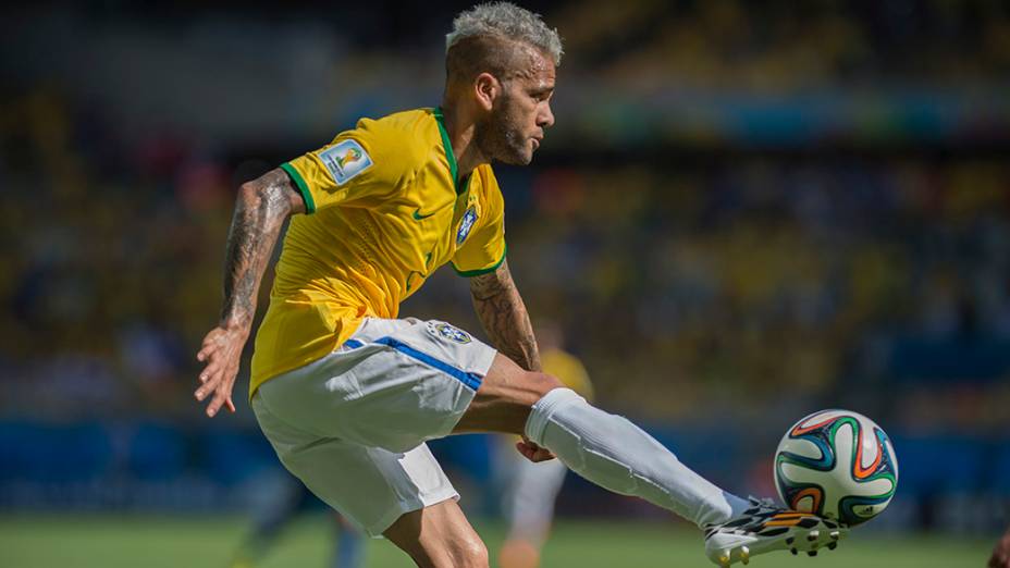 Daniel Alves durante o jogo contra o Chile no Mineirão, em Belo Horizonte