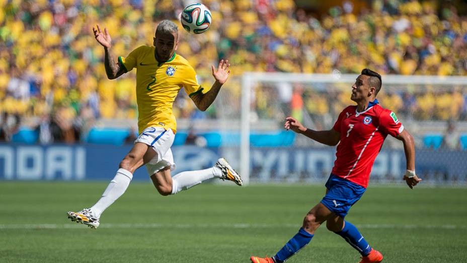 Daniel Alves durante o jogo contra o Chile no Mineirão, em Belo Horizonte