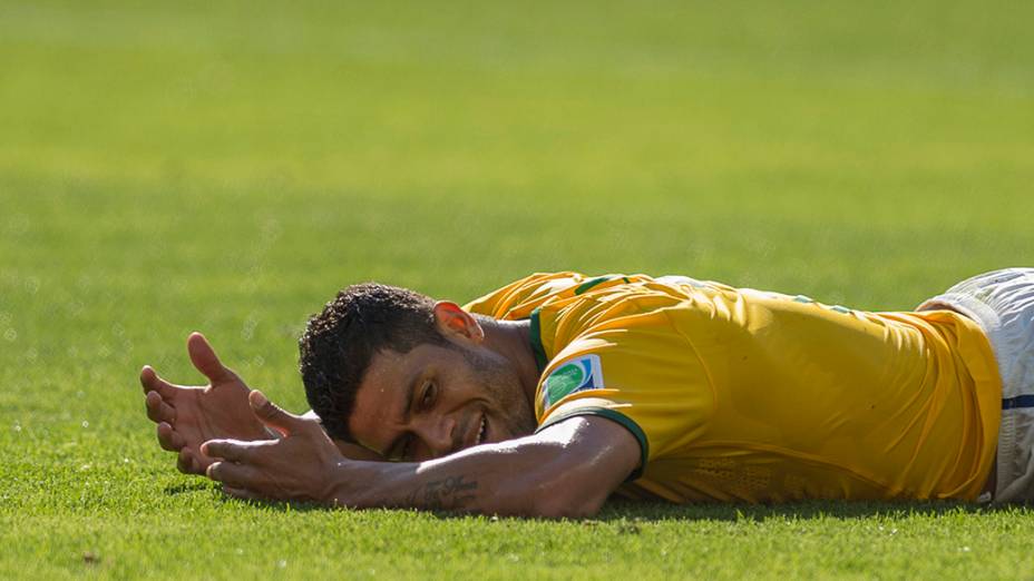 Hulk cai no campo durante o jogo contra o Chile