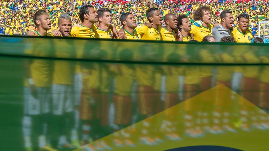 Seleção brasileira durante o Hino Nacional antes do jogo contra o Chile
