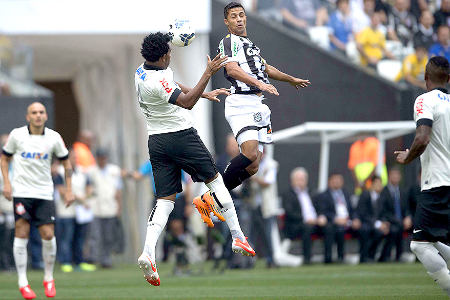 Gil disputa a bola com Ricardo Bueno, do Figueirense na estreia do Itaquerão pelo Campeonato Brasilero