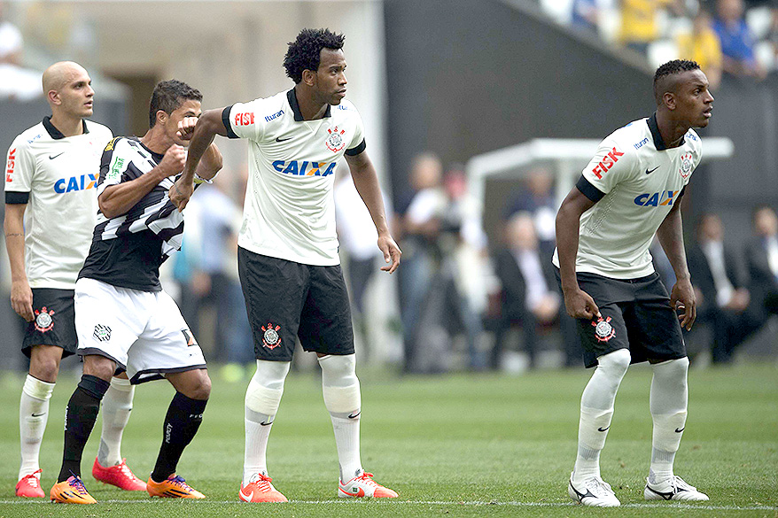 Jogadores do Corinthians esperam pela cobrança de escanteio do Figueirense, na estreia do Itaquerão pelo Campeonato Brasileiro