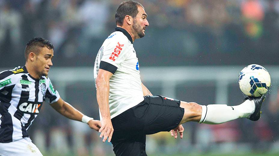 Danilo domina a bola no jogo entre Corinthians e Figueirense, na estreia do Itaquerão pelo Campeonato Brasileiro