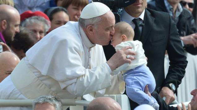 Do papamóvel, Francisco beija criança ao chegar à Praça de São Pedro para sua primeira audiência pública