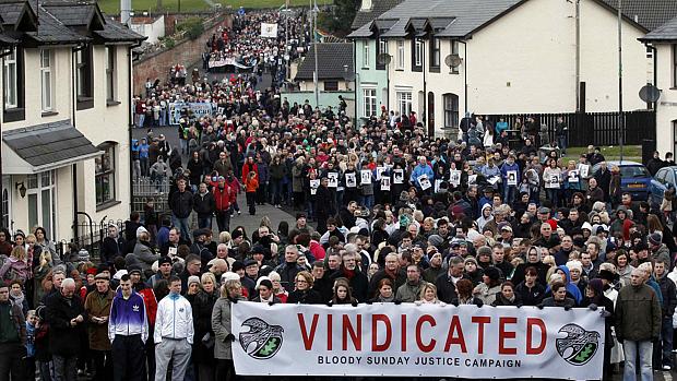 Irlandeses fazem manifestação em aniversário do 'Domingo Sangrento' em 30 de janeiro de 2011