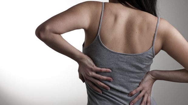 Dor nas costas: Uma rotina de caminhada pode ser eficaz em fortalecer os músculos abdominais e das costas e, assim, amenizar o problema