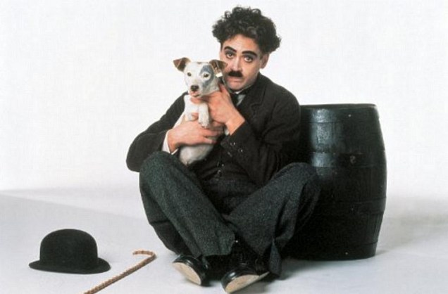 Como Charles Chaplin, no filme de 1992 que retrata a vida de um dos maiores gênios do cinema.