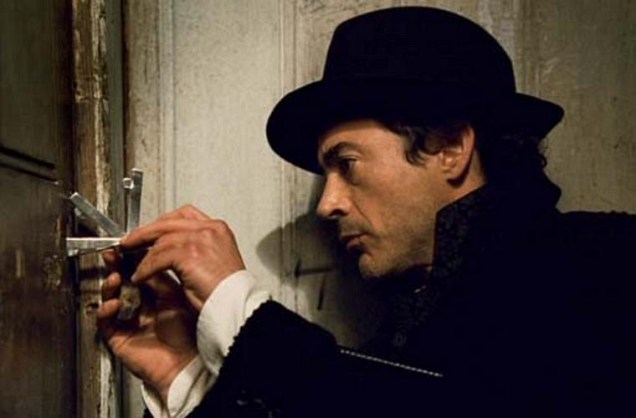 Em <em>Sherlock Holmes</em>, como o famoso detetive em uma adaptação moderna da obra de Conan Doyle.