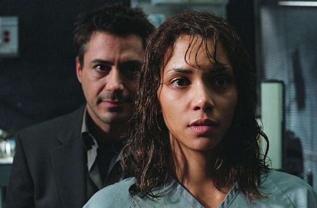 Em <em>Na Companhia do Medo</em> (2003), Robert Downey Jr. e Halle Berry estrelam um terror psicológico.