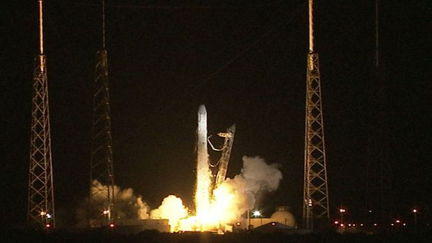 A cápsula Dragon é lançada ao espaço a partir da base em Cabo Canaveral, na Flórida, Estados Unidos