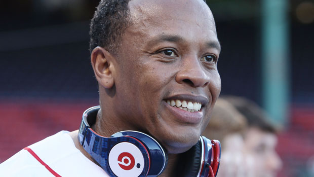 Dr. Dre usa par de fones de sua marca Beats, aquirida pela Apple nesta semana