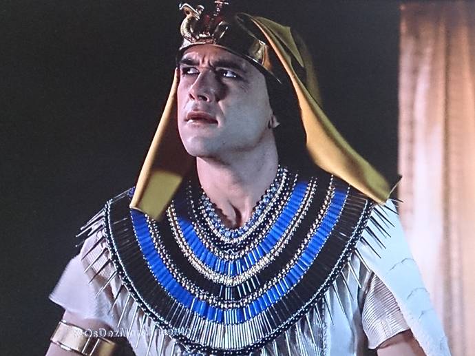 <p>Rams&eacute;s (Sergio Marone) v&ecirc; a tempestade chegar em Os Dez Mandamentos</p>