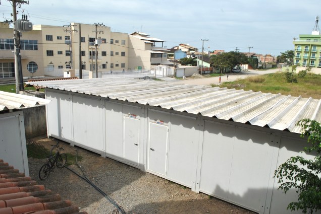 Contêineres no campus da UFF em Rio das Ostras: expansão do ensino universitário emperra na estrutura precária