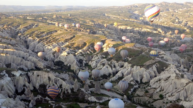 Jornalista registrou a grande quantidade de balões que decolaram nesta segunda-feira para voos panorâmicos, antes do acidente envolvendo turistas brasileiros na Turquia