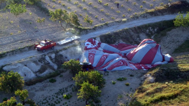 Equipe chega ao local em que balão que fazia voo panorâmico caiu, na Capadócia, Turquia