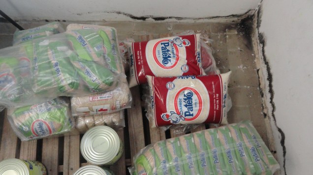 Paredes mofadas e alimentos armazenados de forma precária no refeitório do campus de Guarulhos da Unifesp. Foto tirada em junho/2012