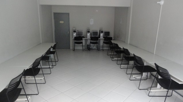 Sala de informática da unidade Antonio Doll , do campus de Diadema da Unifesp, tem apenas três computadores