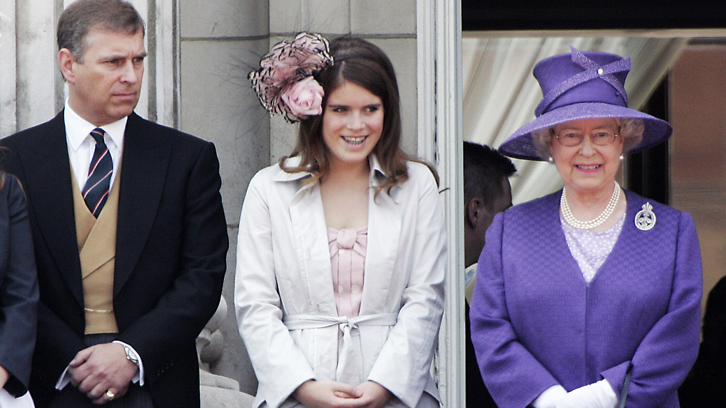 Príncipe Andrew, Duque de York junto com Sophie, condessa de Wessex e a Rainha Elizabeth II na varanda do Palácio de Buckingham