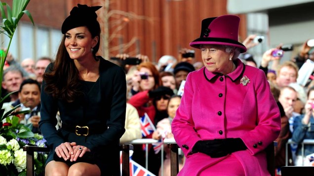 A duquesa de Cambridge, Kate Middleton, e a rainha Elizabeth II durante visita que marca o primeiro dia do jubileu de diamante em Leicester