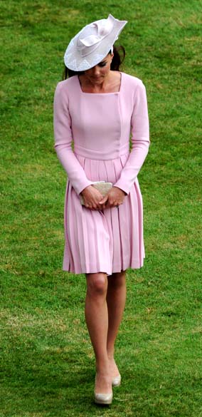 A duquesa de Cambridge, Kate Middleton, durante festa no jardim do palácio de Buckingham em Londres