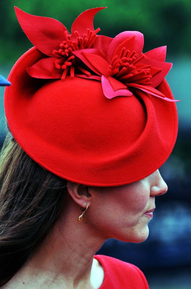 A duquesa de Cambridge, Kate Middleton, antes de concurso de barcos no rio Tâmisa em comemoração ao jubileu de diamante da rainha em Londres