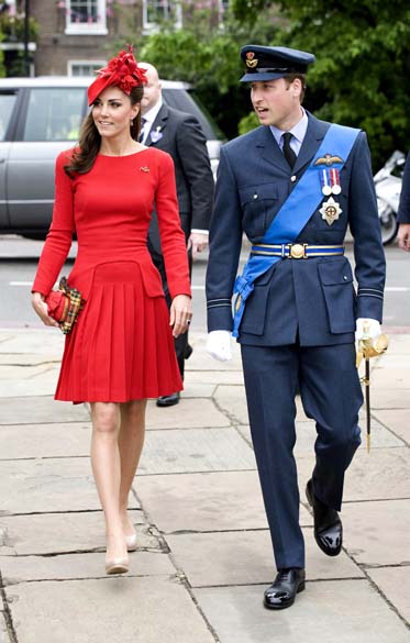 A duquesa de Cambridge, Kate Middleton, e o príncipe William antes de concurso de barcos no rio Tâmisa em comemoração ao jubileu de diamante da rainha em Londres